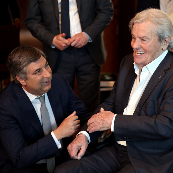 Exclusif - Vadym Omelchenko, ambassadeur d'Ukraine en France et Alain Delon lors d'un tournage avec Cyril Viguier sur la terrasse du siège de Vivendi à Paris le 8 juillet 2022. © Dominique Jacovides / Bestimage 