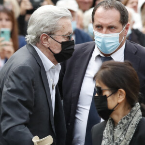 Alain Delon avec Hiromi au premier plan - Obsèques de Jean-Paul Belmondo en en l'église Saint-Germain-des-Prés, à Paris le 10 septembre 2021. © Cyril Moreau / Bestimage