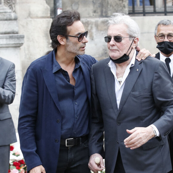 Alain Delon et son fils Anthony - Obsèques de Jean-Paul Belmondo en l'église Saint-Germain-des-Prés, à Paris le 10 septembre 2021. © Cyril Moreau / Bestimage 