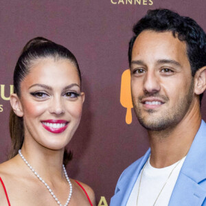 Iris Mittenaere (Miss France 2016) et son compagnon Diego El Glaoui au photocall de la soirée "Magnum" lors du 75ème Festival International du Film de Cannes le 19 mai 2022. Sur la plage Magnum Cannes, Kylie Minogue et peggy Gou dévoilent un grand classique remixé. Pour célébrer le lancement de la nouvelle gamme Magnum Remix, Magnum s'associe aux deux pionnières de la musique Kylie Minogue et Peggy Gou pour lancer une version arrangée du hit planétaire de la chanteuse, sorti en 2001 : " Can't Get You Out of My Head ". Le titre remixé ainsi que le clip vidéo ont été présentés aujourd'hui lors d'une session de questions-réponses, en direct du 75e Festival de Cannes. Sur la Croisette, Magnum célèbre une exclusivité mondiale ! La légendaire icône de la pop Kylie Minogue et la pionnière de la dance music sud-coréenne Peggy Gou ont rejoint Magnum cet après-midi à Cannes pour lancer la campagne " Classics Can Be Remixed " de Magnum. Vingt ans après la sortie du hit planétaire de la star australienne " Can't Get You Out of My Head ", la célèbre marque de crème glacée premium a collaboré avec le duo emblématique pour créer une version house et exaltante du titre, entièrement réarrangé. Une façon de rappeler au monde entier que les classiques peuvent être remixés, pour créer encore de belles émotions. Lors d'une interview animée en direct par Clara Amfo, présentatrice britannique de BBC Radio 1, le morceau remixé de Kylie Minogue – " Can't Get You Out of My Head (Peggy Gou's Midnight Remix) " – et son clip vidéo ont été révélés au monde. Le clip revisite la version originale : on y retrouve Kylie Minogue dans sa combinaison blanche emblématique, au volant d'une De Tomaso Mangusta jaune. Dans cette nouvelle proposition s'invitent les influences pop coréennes de Peggy Gou. Pour réaliser la vidéo, Magnum a travaillé avec Seo Inji, illustratrice basée à Séoul, qui a apporté son style unique, créant ainsi une version entièrement réinventée. © Jack Tribeca / Bestimage 