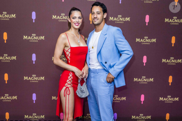 Iris Mittenaere (Miss France 2016) et son compagnon Diego El Glaoui au photocall de la soirée "Magnum" lors du 75ème Festival International du Film de Cannes le 19 mai 2022. Sur la plage Magnum Cannes, Kylie Minogue et peggy Gou dévoilent un grand classique remixé. Pour célébrer le lancement de la nouvelle gamme Magnum Remix, Magnum s'associe aux deux pionnières de la musique Kylie Minogue et Peggy Gou pour lancer une version arrangée du hit planétaire de la chanteuse, sorti en 2001 : " Can't Get You Out of My Head ". Le titre remixé ainsi que le clip vidéo ont été présentés aujourd'hui lors d'une session de questions-réponses, en direct du 75e Festival de Cannes. Sur la Croisette, Magnum célèbre une exclusivité mondiale ! La légendaire icône de la pop Kylie Minogue et la pionnière de la dance music sud-coréenne Peggy Gou ont rejoint Magnum cet après-midi à Cannes pour lancer la campagne " Classics Can Be Remixed " de Magnum. Vingt ans après la sortie du hit planétaire de la star australienne " Can't Get You Out of My Head ", la célèbre marque de crème glacée premium a collaboré avec le duo emblématique pour créer une version house et exaltante du titre, entièrement réarrangé. Une façon de rappeler au monde entier que les classiques peuvent être remixés, pour créer encore de belles émotions. Lors d'une interview animée en direct par Clara Amfo, présentatrice britannique de BBC Radio 1, le morceau remixé de Kylie Minogue – " Can't Get You Out of My Head (Peggy Gou's Midnight Remix) " – et son clip vidéo ont été révélés au monde. Le clip revisite la version originale : on y retrouve Kylie Minogue dans sa combinaison blanche emblématique, au volant d'une De Tomaso Mangusta jaune. Dans cette nouvelle proposition s'invitent les influences pop coréennes de Peggy Gou. Pour réaliser la vidéo, Magnum a travaillé avec Seo Inji, illustratrice basée à Séoul, qui a apporté son style unique, créant ainsi une version entièrement réinventée. © Jack Tribeca / Bestimage 