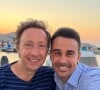Depuis longtemps, Stéphane Bern éprouve une réelle affection pour l'île de Paros, située dans les Cyclades en Grèce, et y a ainsi acheté une villa dans le village de Náoussa.
Stéphane Bern et son compagnon Yori sur Instagram.