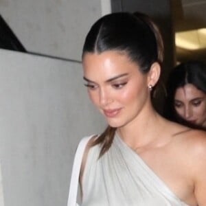 Kendall Jenner arrive à la soirée d'ouverture du magasin "FWRD" à Los Angeles, le 8 juin 2023. 
