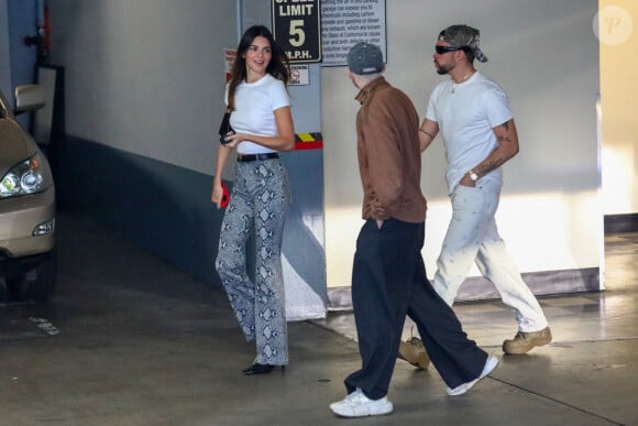 Sur cette séquence, on aperçoit Kendall Jenner danser avec un autre homme que Bad Bunny...
Kendall Jenner et Bad Bunny sont allés dîner avec des amis à Los Angeles le 20 juin 2023.