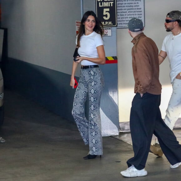 Sur cette séquence, on aperçoit Kendall Jenner danser avec un autre homme que Bad Bunny...
Kendall Jenner et Bad Bunny sont allés dîner avec des amis à Los Angeles le 20 juin 2023.