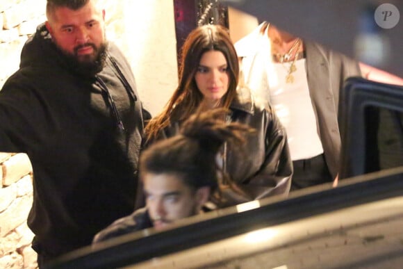 Kendall Jenner et son compagnon Bad Bunny sont allés dîner au restaurant Casa Vega avec un groupe d'amis à Sherman Oaks, Los Angeles, Californie, Etats-Unis, le 15 juin 2023.