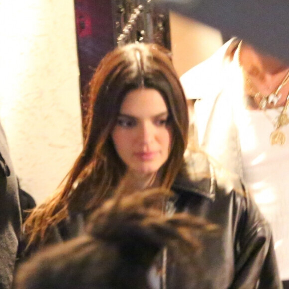 Kendall Jenner et son compagnon Bad Bunny sont allés dîner au restaurant Casa Vega avec un groupe d'amis à Sherman Oaks, Los Angeles, Californie, Etats-Unis, le 15 juin 2023.