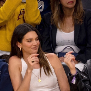 Bad Bunny et sa compagne Kendall Jenner assistent au match "Lakers - Golden State Warriors" à la Crypto.com Arena à Los Angeles, le 12 mai 2023. 