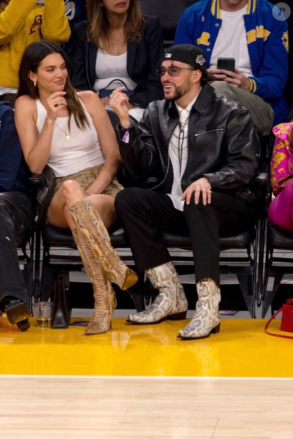 Bad Bunny et sa compagne Kendall Jenner assistent au match "Lakers - Golden State Warriors" à la Crypto.com Arena à Los Angeles, le 12 mai 2023. 