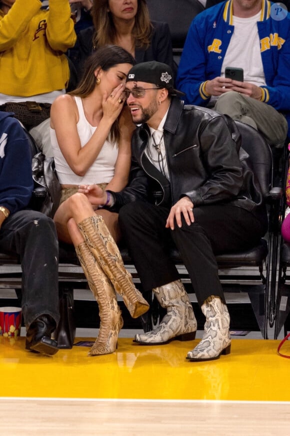 Aux dernières nouvelles, Kendall Jenner était en couple avec Bad Bunny. 
Bad Bunny et sa compagne Kendall Jenner assistent au match "Lakers - Golden State Warriors" à la Crypto.com Arena à Los Angeles, le 12 mai 2023. 