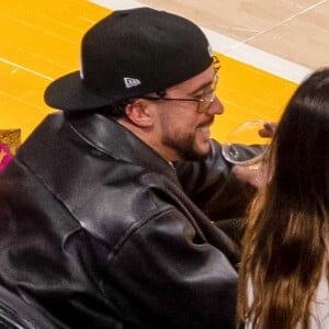 Bad Bunny et sa compagne Kendall Jenner assistent au match "Lakers - Golden State Warriors" à la Crypto.com Arena à Los Angeles, le 12 mai 2023.