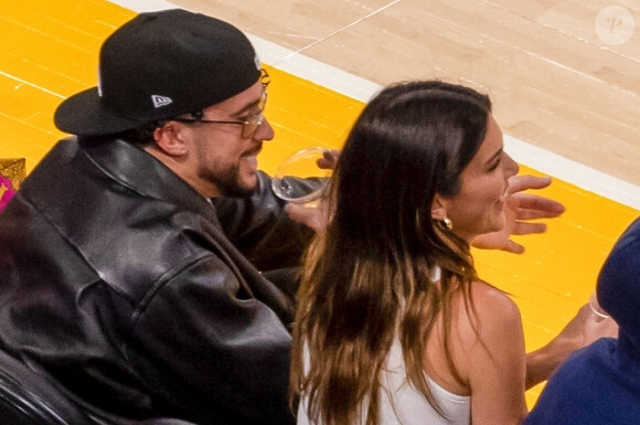 Bad Bunny et sa compagne Kendall Jenner assistent au match "Lakers - Golden State Warriors" à la Crypto.com Arena à Los Angeles, le 12 mai 2023.