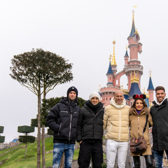 Chaque été, Zinédine Zidane a l'habitude de partir sous le soleil avec sa femme et ses quatre enfants.
inédine Zidane avec sa femme Véronique et leurs fils Enzo Zidane, Luca Zidane, Elyaz Zidane, Théo Zidane au 30ème anniversaire du parc d'attractions Disneyland Paris à Marne-la-Vallée le 5 mars 2022. © Disney via Bestimage 