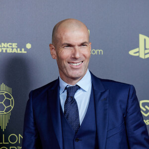 Zinedine Zidane a encore respecté la tradition cette année ! 
Zinedine Zidane au Photocall de la 66ème cérémonie du Ballon d'Or au Théâtre du Chatelet à Paris © Cyril Moreau/Bestimage
