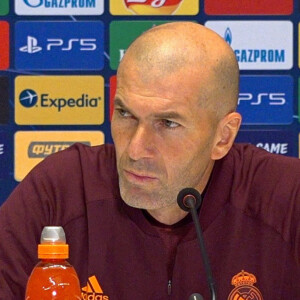 Zinedine Zidane donne une conférence de presse à Kiev avant le match de football de ligue des Champions (Champions league) entre le Real Madrid et Chakhtar Donetsk le 1er décembre 2020. 