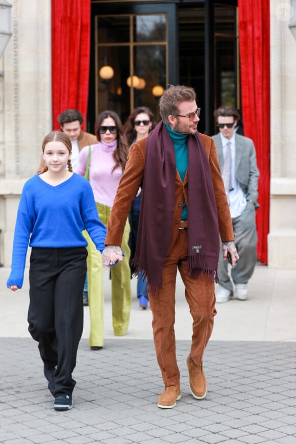 Sur les réseaux sociaux, Victoria Beckham a dévoilé quelques clichés de l'événement.
David Beckham, Victoria Beckham, Brooklyn Beckham, sa femme Nicola Peltz, Harper Beckham et Cruz Beckham célèbrent l'Anniversaire de Brooklyn (24 ans aujourd'hui) à Paris durant la Fashion Week de Paris (PFW), France, le 03 Mars 2023
