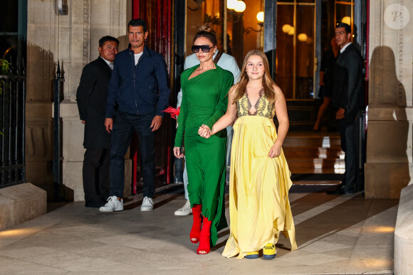 DLa famille Beckham quitte l'hôtel La Réserve pour l'after party du défilé Victoria Beckham lors de la Fashion Week de Paris (PFW), France, le 30 septembre 2022.