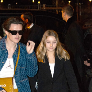 Le clan Beckham rentre à son hôtel puis va dîner à Paris après le défilé de V.Beckham pendant la fashion week le 3 mars 2023. © Anthony Carrel / Bestimage