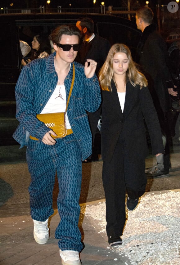 Le clan Beckham rentre à son hôtel puis va dîner à Paris après le défilé de V.Beckham pendant la fashion week le 3 mars 2023. © Anthony Carrel / Bestimage