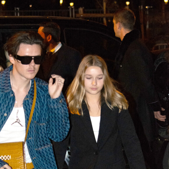 Le clan Beckham rentre à son hôtel puis va dîner à Paris après le défilé de V.Beckham pendant la fashion week le 3 mars 2023. © Anthony Carrel / Bestimage