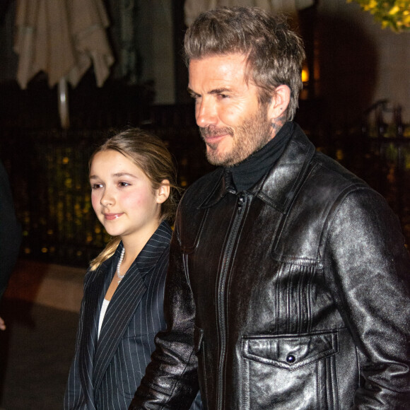 Le clan Beckham rentre à son hôtel puis va dîner à Paris après le défilé de V.Beckham pendant la fashion week le 3 mars 2023. © Anthony Carrel / Bestimage