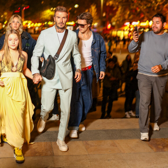 La famille Beckham quitte l'hôtel La Réserve pour l'after party du défilé Victoria Beckham lors de la Fashion Week de Paris (PFW), France, le 30 septembre 2022.