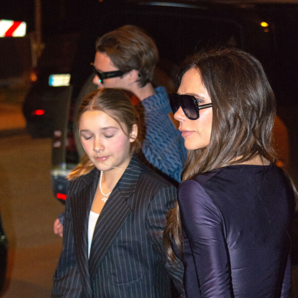 Le clan Beckham rentre à son hôtel puis va dîner à Paris après le défilé de V.Beckham pendant la fashion week le 3 mars 2023. © Anthony Carrel / Bestimage