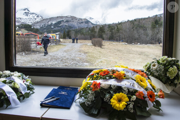 Comme le rapportent nos confrères du "Parisien", les 125 habitants du village ont été témoins d'une tragédie.
Fleurs et livre de condoléances installés à Le Vernet près de Seyne-les-Alpes, le 25 mars 2015, près des lieux du crash de l'avion Airbus 320 de la compagnie Germanwings relayant Barcelone et Düsseldorf.