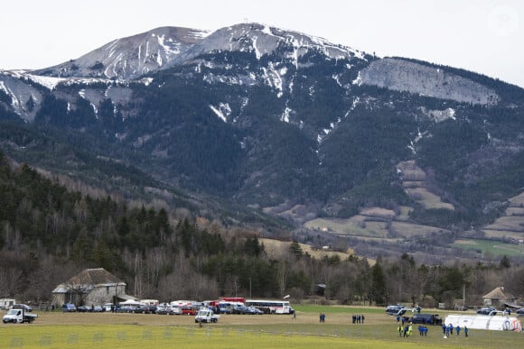 L'équipe de secours installée à Le Vernet près de Seyne-les-Alpes, le 25 mars 2015, près des lieux du crash de l'avion Airbus 320 de la compagnie Germanwings relayant Barcelone et Düsseldorf. 