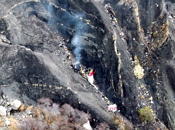 Un Airbus A320 de la compagnie Germanwings s'est écrasé, mardi 24 mars, dans les Alpes-de-Haute-Provence, dans la région de Digne-les-Bains. L'avion de cette compagnie aérienne à bas coût allemande, filiale de Lufthansa, reliait Barcelone à Düsseldorf. Il transportait 144 passagers et 6 membres d'équipage. L'appareil a décollé de Barcelone à 10 heures, et devait atterrir à 11 h 55 à Düsseldorf. Il s'est écrasé sur le territoire de la commune de Méolans-Revel, selon Matignon, dans le massif des Trois-Evêchés. 