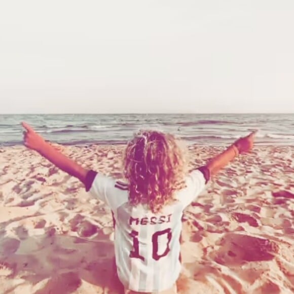 L'actrice qui a récemment posé ses valises en Espagne a fait le bonheur de sa communauté en relayant une nouvelle vidéo de Tom à la plage.