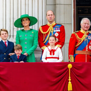 En effet, le monarque est très souvent accompagné de ses trois-petits-enfants, bambins du prince William et de son épouse.
Le prince George, le prince Louis, la princesse Charlotte, Kate Catherine Middleton, princesse de Galles, le prince William de Galles, le roi Charles III, la reine consort Camilla Parker Bowles - La famille royale d'Angleterre sur le balcon du palais de Buckingham lors du défilé "Trooping the Colour" à Londres. Le 17 juin 2023