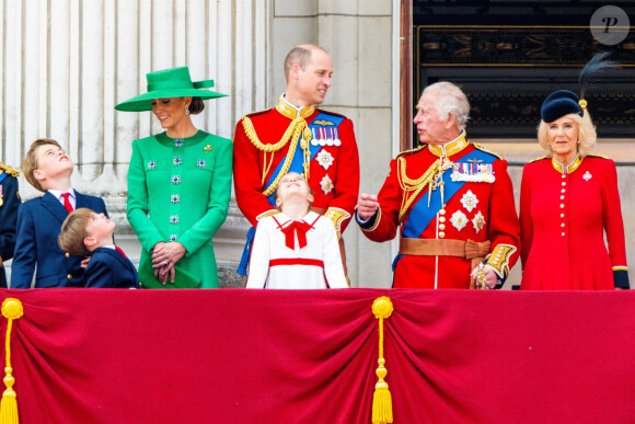 Le père des princes William et Harry pourra-t-il ainsi compter sur la présence de tous ses proches ?
Le prince George, le prince Louis, la princesse Charlotte, Kate Catherine Middleton, princesse de Galles, le prince William de Galles, le roi Charles III, la reine consort Camilla Parker Bowles - La famille royale d'Angleterre sur le balcon du palais de Buckingham lors du défilé "Trooping the Colour" à Londres. Le 17 juin 2023