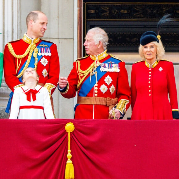 Le père des princes William et Harry pourra-t-il ainsi compter sur la présence de tous ses proches ?
Le prince George, le prince Louis, la princesse Charlotte, Kate Catherine Middleton, princesse de Galles, le prince William de Galles, le roi Charles III, la reine consort Camilla Parker Bowles - La famille royale d'Angleterre sur le balcon du palais de Buckingham lors du défilé "Trooping the Colour" à Londres. Le 17 juin 2023