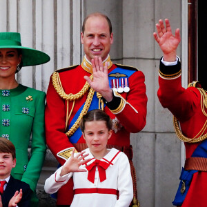 Le prince George, le prince Louis, la princesse Charlotte, Kate Catherine Middleton, princesse de Galles, le prince William de Galles, le roi Charles III, la reine consort Camilla Parker Bowles - La famille royale d'Angleterre sur le balcon du palais de Buckingham lors du défilé "Trooping the Colour" à Londres. Le 17 juin 2023 
