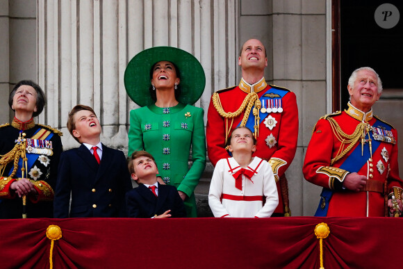 La princesse Anne, le prince George, le prince Louis, la princesse Charlotte, Kate Catherine Middleton, princesse de Galles, le prince William de Galles, le roi Charles III - La famille royale d'Angleterre sur le balcon du palais de Buckingham lors du défilé "Trooping the Colour" à Londres. Le 17 juin 2023 