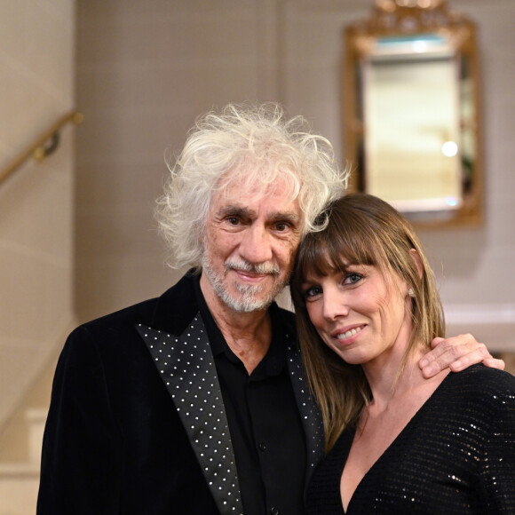 Sa maman a donc fait beaucoup de recherches et était inquiète.
Louis Bertignac et sa femme Laetitia Brichet lors du photocall et du cocktail de la soirée des "Stéthos d'or 2023" à l'hôtel Four Seasons George V à Paris, France, le 27 mars 2023. © Bellak-Guirec/Bestimage