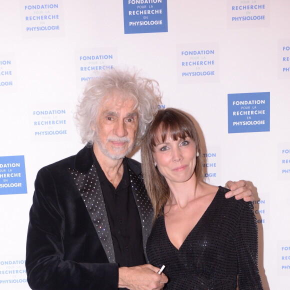 Louis Bertignac et sa femme Laetitia Brichet lors du photocall et du cocktail de la soirée des "Stéthos d'or 2023" à l'hôtel Four Seasons George V à Paris, France, le 27 mars 2023. © Bellak-Guirec/Bestimage 