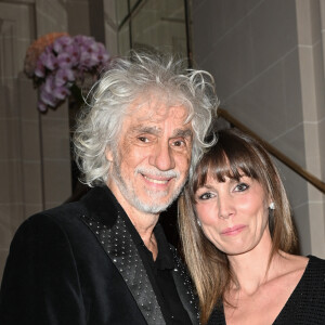Louis Bertignac et sa femme Laetitia Brichet - Gala caritatif des "Stéthos d'Or" qui récompensent les artistes qui contribuent au bien-être de tous, organisé par la Fondation pour la Recherche en Physiologie au George V à Paris, le 27 mars 2023. © Coadic Guirec-Rachid Bellak/Bestimage