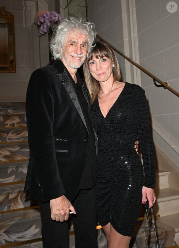 Louis Bertignac et sa femme Laetitia Brichet - Gala caritatif des "Stéthos d'Or" qui récompensent les artistes qui contribuent au bien-être de tous, organisé par la Fondation pour la Recherche en Physiologie au George V à Paris, le 27 mars 2023. © Coadic Guirec-Rachid Bellak/Bestimage