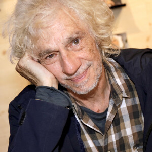 Un bout de chou qui a eu quelques problèmes à l'école.
Louis Bertignac (Jolie Petite Histoire - Editions Le Cherche-Midi) au "Festival du Livre de Paris 2022" au Grand Palais Éphémère de Paris, le 23 avril 2022. © Cédric Perrin/Bestimage 