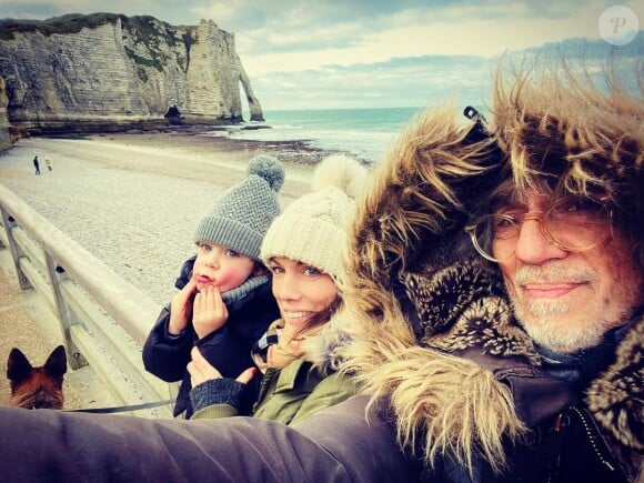 Pendant un temps, certains pensaient qu'il avait des troubles de dyspraxie et même de l'autisme.
Laetitia Bertignac, Louis Bertignac et leur fils Jack, sur Instagram en janvier 2021.