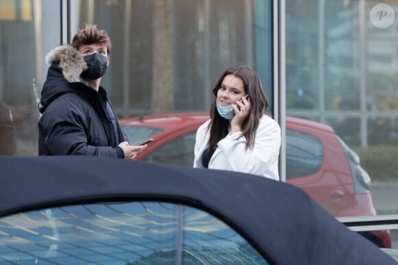 Tom et Lou Pernaut - People arrivant et sortant de l'immeuble de TF1 pour le dernier JT ( Journal Télévisé) de 13 heures de J.P.Pernaut à Paris le 18 décembre 2020