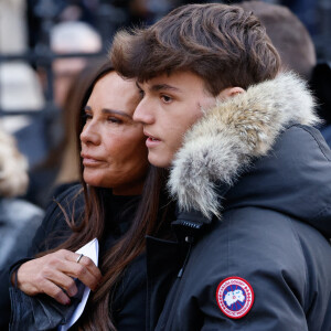 Ce mercredi 12 juillet 2023, Nathalie Marquay et son fils Tom Pernaut vont s'illustrer aux côtés d'autres candidats dans la nouvelle édition des Traîtres diffusée sur M6.
Nathalie Marquay et son fils Tom - La famille de Jean-Pierre Pernaut à la sortie des obsèques en la Basilique Sainte-Clotilde à Paris le 9 mars 2022. © Cyril Moreau/Bestimage
