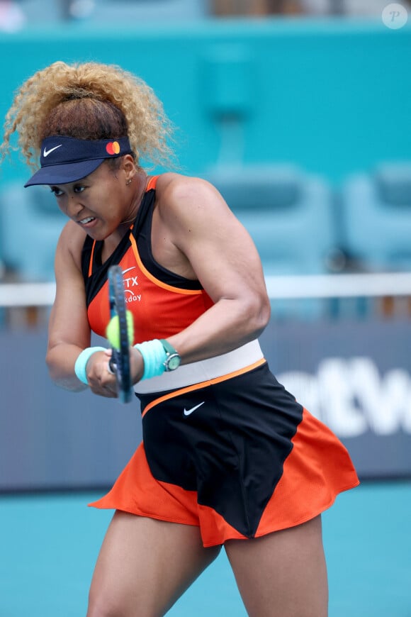 La Japonaise Naomi Osaka a battu la suisse Belinda Bencic lors des demi-finales féminines de l'Open de Miami au Hard Rock Stadium à Miami, Floride, Etats-Unis, le 31 mars 2022. 