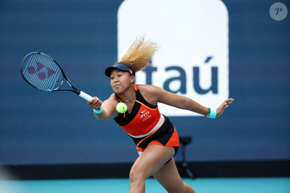La Japonaise Naomi Osaka a battu la suisse Belinda Bencic lors des demi-finales féminines de l'Open de Miami au Hard Rock Stadium à Miami, Floride, Etats-Unis, le 31 mars 2022. 