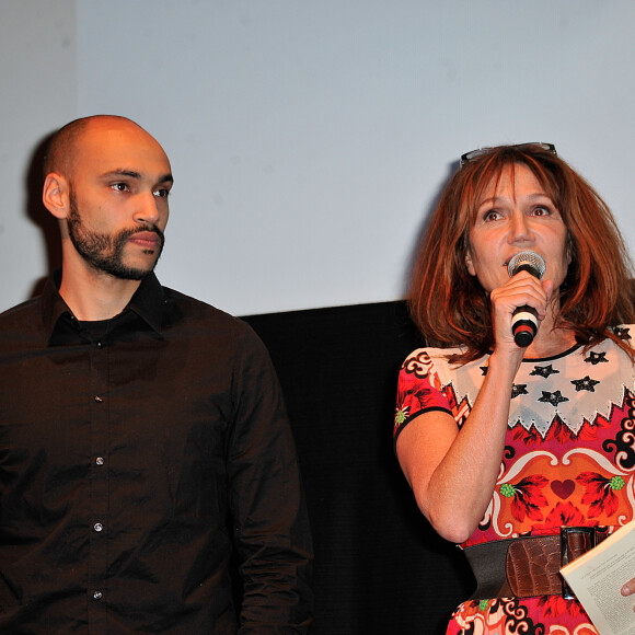 Si les trois frangins partagent leur amour pour la musique et l'art en général, ils sont également très séduisants. 
Clementine Celarie avec son fils Abraham lors du Festival Atmosphere a Courbevoie le 2 Avril 2013.