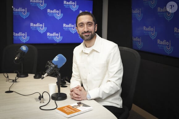 Il encourage ensuite ses lecteurs à manger plus lentement et majoritairement des fibres.
Exclusif - Dr Jimmy Mohamed - Dr Jimmy Mohamed était l'invité de S.Nadjar sur Radio J à Paris, France, le 28 février 2023. © Jack Tribeca/Bestimage