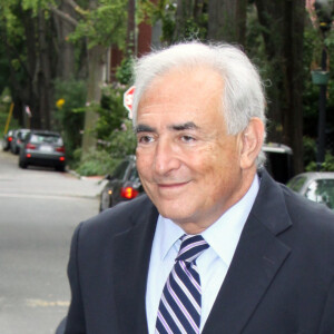 L'ancien directeur du FMI Dominique Strauss-Kahn retourne vers sa maison de Washington DC avec sa femme Anne Sinclair après être allé voir une dernière fois ses anciens collègues dans les bureaux du FMI.