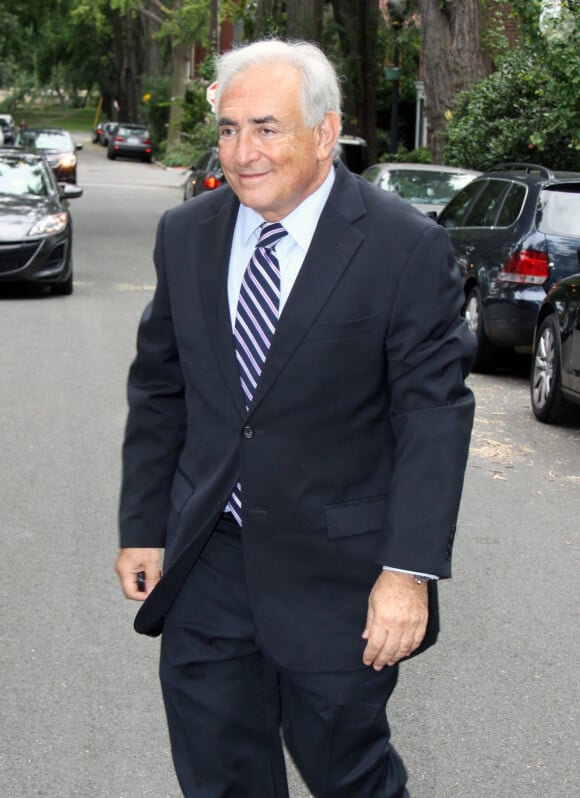 L'ancien directeur du FMI Dominique Strauss-Kahn retourne vers sa maison de Washington DC avec sa femme Anne Sinclair après être allé voir une dernière fois ses anciens collègues dans les bureaux du FMI.